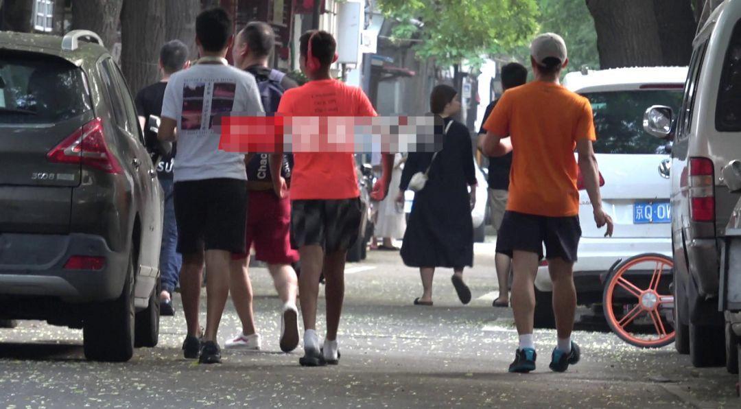 那英14岁儿子近照曝光! 皮肤黝黑身材发福! 继承妈妈审美不拘小节