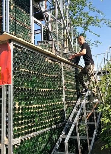 酒瓶哥,用十万个空啤酒瓶造两层小洋楼,如今靠