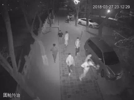 吵不过就砍,宁夏快手网红街头挥刀砍伤他人被