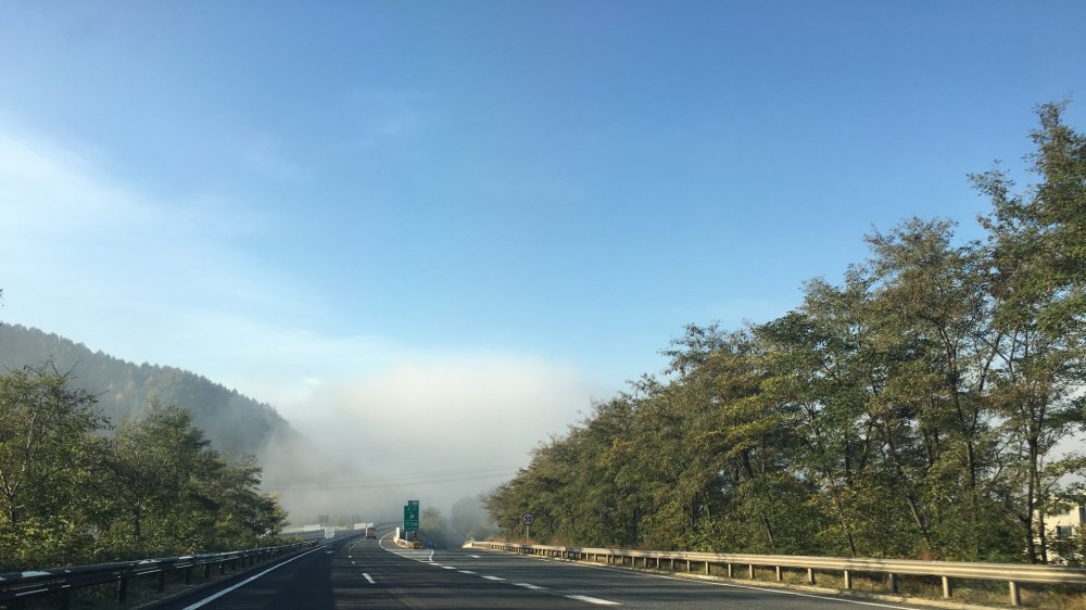 致新手，高速遇到大货，不是刹车就能解决所有问题