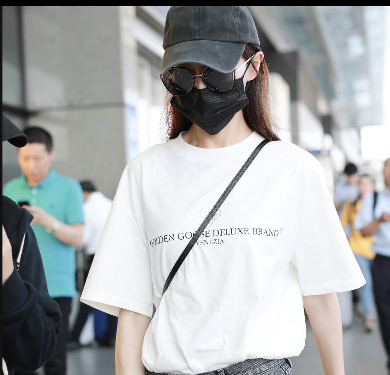 唐嫣身穿白色T恤搭配黑色牛仔裤现身机场 看起