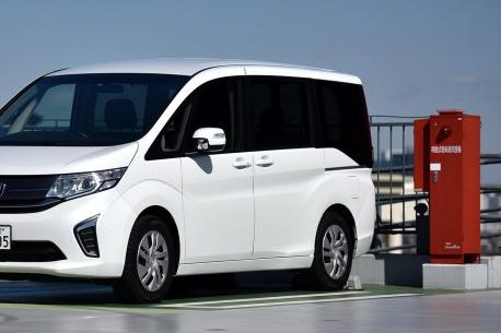 最奇葩的本田MPV，看外观很正常，可下车要“走后门”