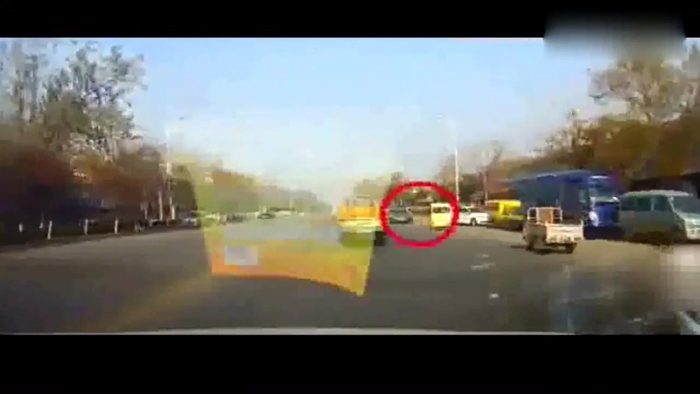 电动车车主闯红灯强逼轿车让道，他还真以为小车不敢撞他！  ​