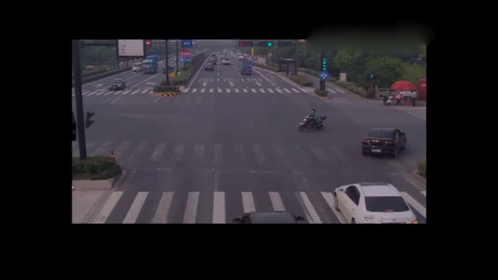 电动车司机明知有危险，还是选择了闯红灯  ​