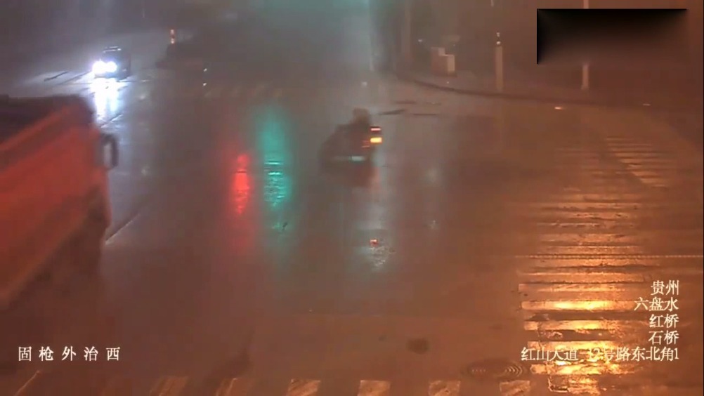 大货车司机踩断了刹车，还是没能救下闯红灯的电动车！  ​