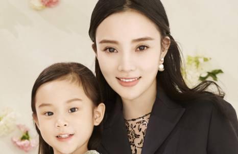 女明星都不承认自己整容,却被自己的孩子给"出卖"了!