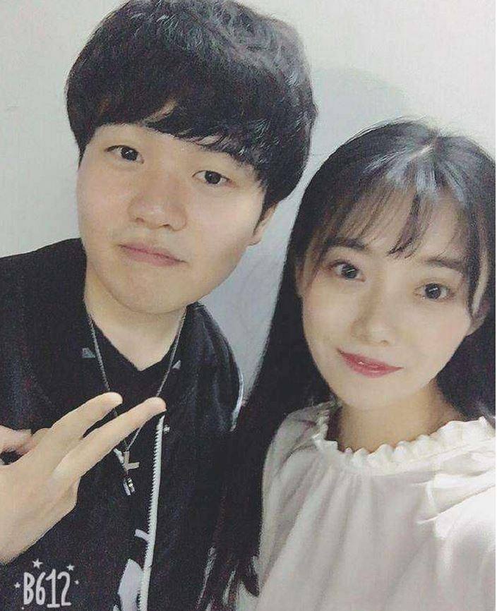 余霜直播时不慎说漏嘴,Rookie和小钰正在谈恋