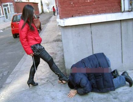 大街上,美女竟将男友踩在脚下,还把他当狗遛,得