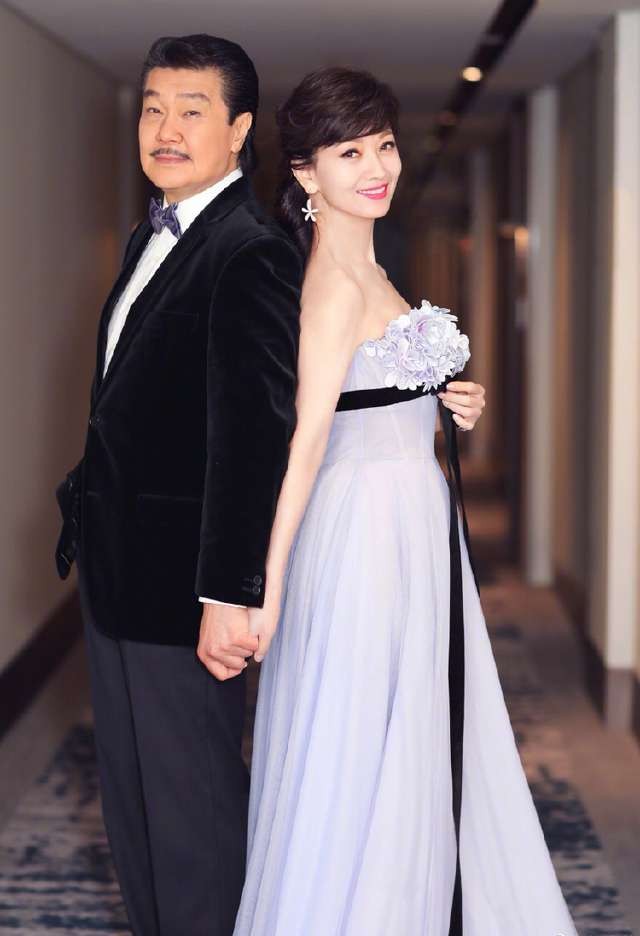 赵雅芝穿紫色长裙仙气十足,丈夫黄锦燊西装革履两人紧靠在一起十分