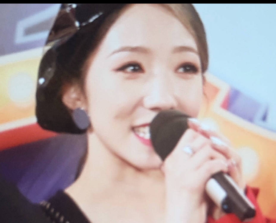 何炅发微博澄清没有和孟美岐手牵手 堪称年度