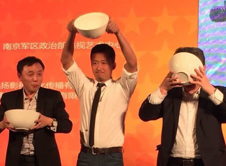 10位表情对比姿势喝酒,第二位喝成明星,最后的高兴搞笑图片大笑图片