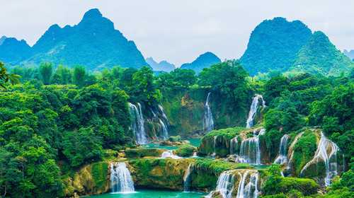 中越边境有个大瀑布,游客不用办护照,就可以去