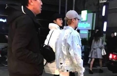 鹿晗关晓彤与陈赫夫妇同游日本, 却因忘我抽烟喧哗遭偶遇网友怒