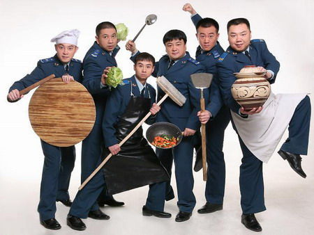 《炊事班的故事》他为了照顾母亲放弃拍戏，如今母亲火了他消失了