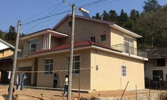 朋友8年攒下30万,如今回农村盖两层小洋楼,看