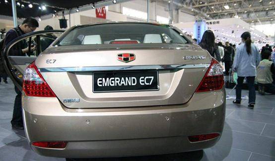 吉利帝豪遇市场寒流铩羽而归，只因这款合资神车大幅降价