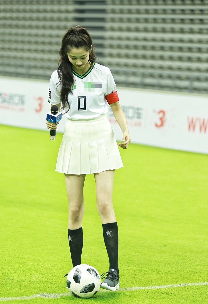 杨幂baby刚穿完球衣,关晓彤也穿上了,网友:这回