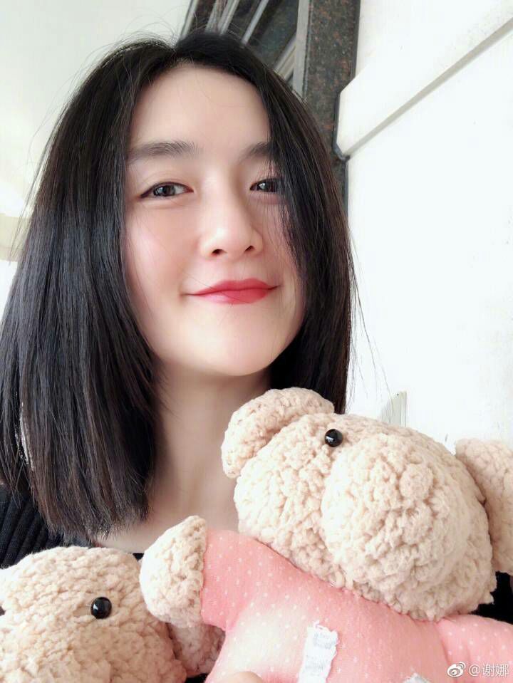 谢娜晒一亿粉丝福利自拍照 微博粉丝突破一亿还有第二波福利