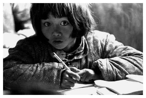 26年前，大眼睛女孩照片震撼多少人，如今当了妈还是银行副书记