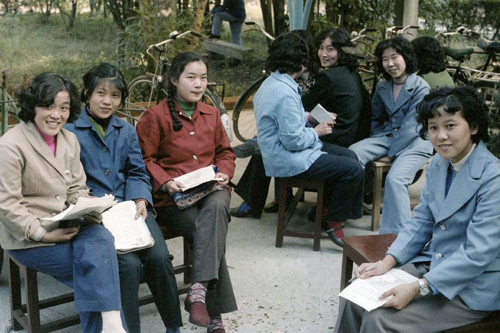 高清老照片:八十年代国人形象掠影,那时的姑娘们美的自然而纯真