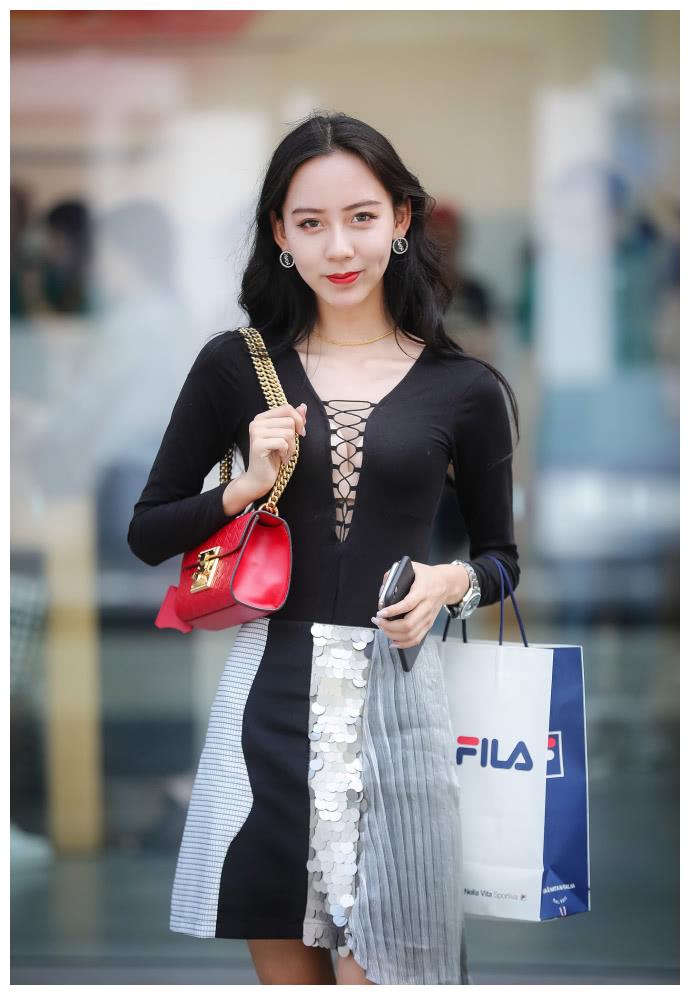 路人街拍小姐姐的衣服就这样穿出街难免有些尴尬吧