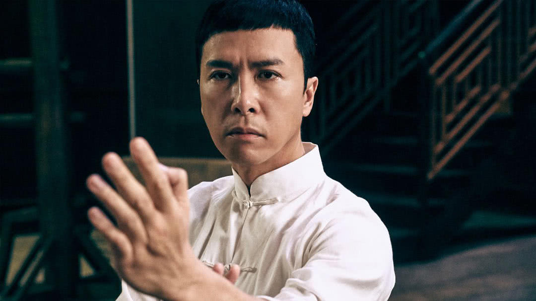 甄子丹不仅能打,还很会设计武打动作,比如早年经典《洪熙官》