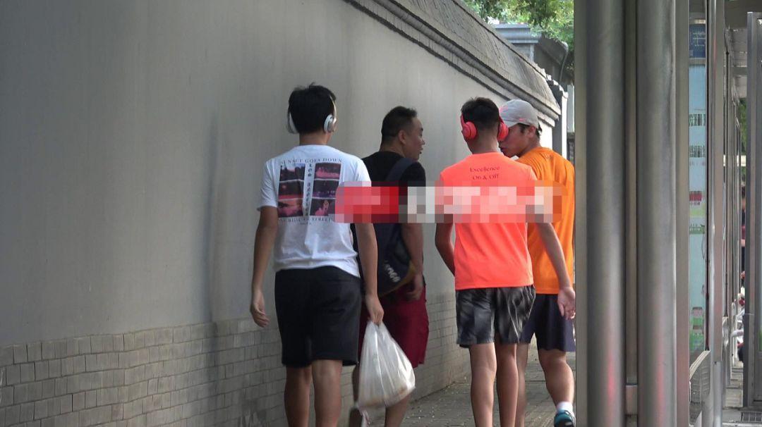 那英14岁儿子近照曝光! 皮肤黝黑身材发福! 继承妈妈审美不拘小节
