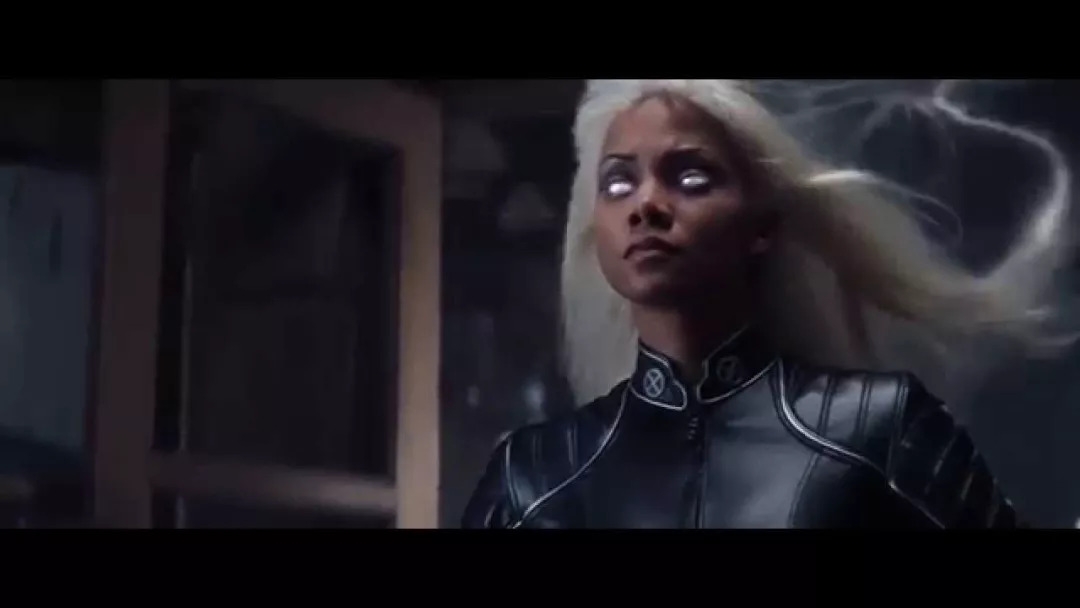 而看到它的双眼,也就知道了为什么要叫它storm的原因: x战警里暴风女