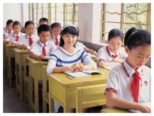 26年前，大眼睛女孩照片震撼多少人，如今当了妈还是银行副书记