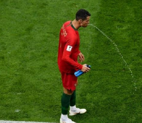 为什么足球运动员赛场上喝水时,边喝边吐?看完