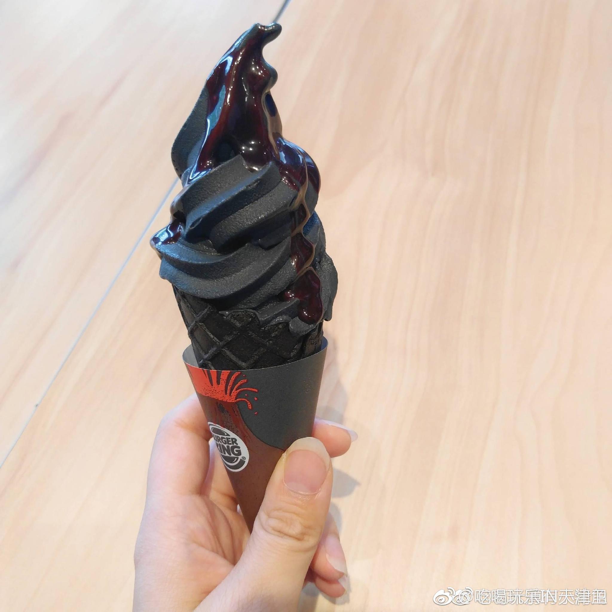 酷黑火山华夫冰激凌,八块钱一根