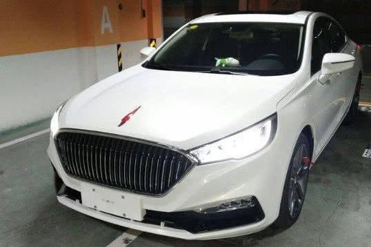 偶遇奥迪A6和红旗H5停在一起，明眼人都知道谁是老大，谁是弟弟