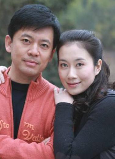 都以为他俩是夫妻关系,但是现实生活中,何政军的妻子叫范雨