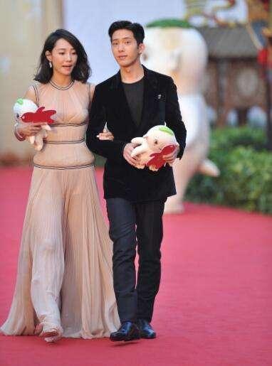 尴尬的穿帮镜头,鹿晗在迪丽热巴身后做啥了,热