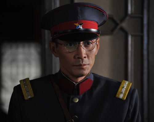 结婚8年离婚,欲嫁小9岁靳东却遭女儿反对,再婚