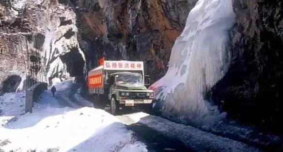 光看就胆寒!这条“死亡公路”，也许真的只有解放军敢在上面开行