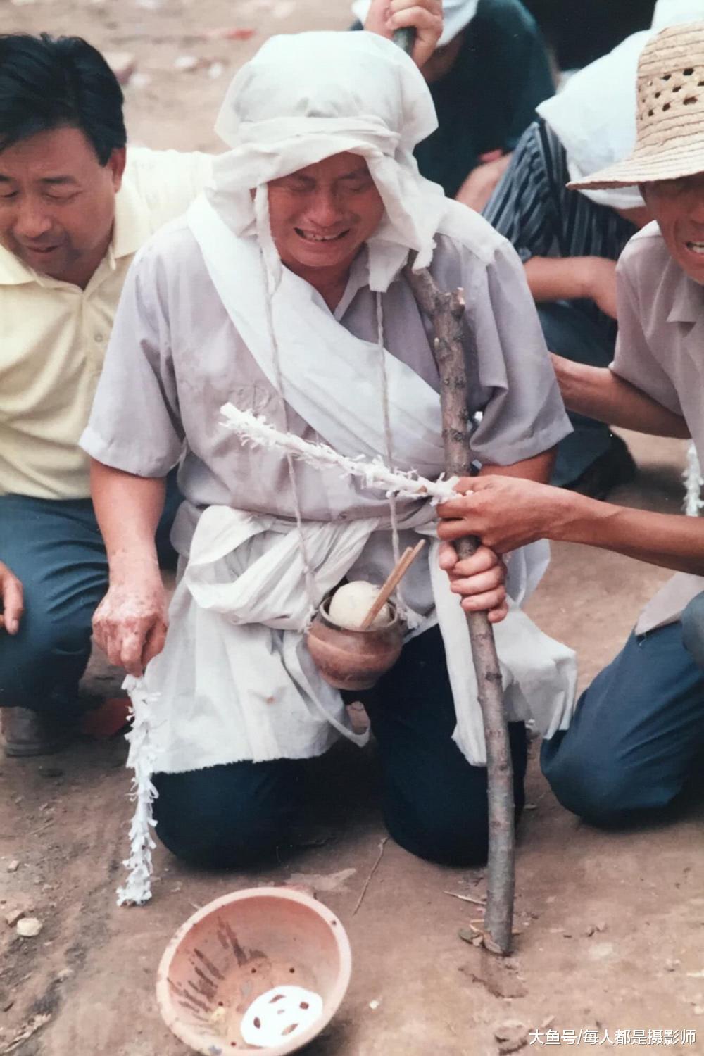 老照片: 实拍农村丧葬过程, 母亲去世后, 儿女哭着这样把她送走