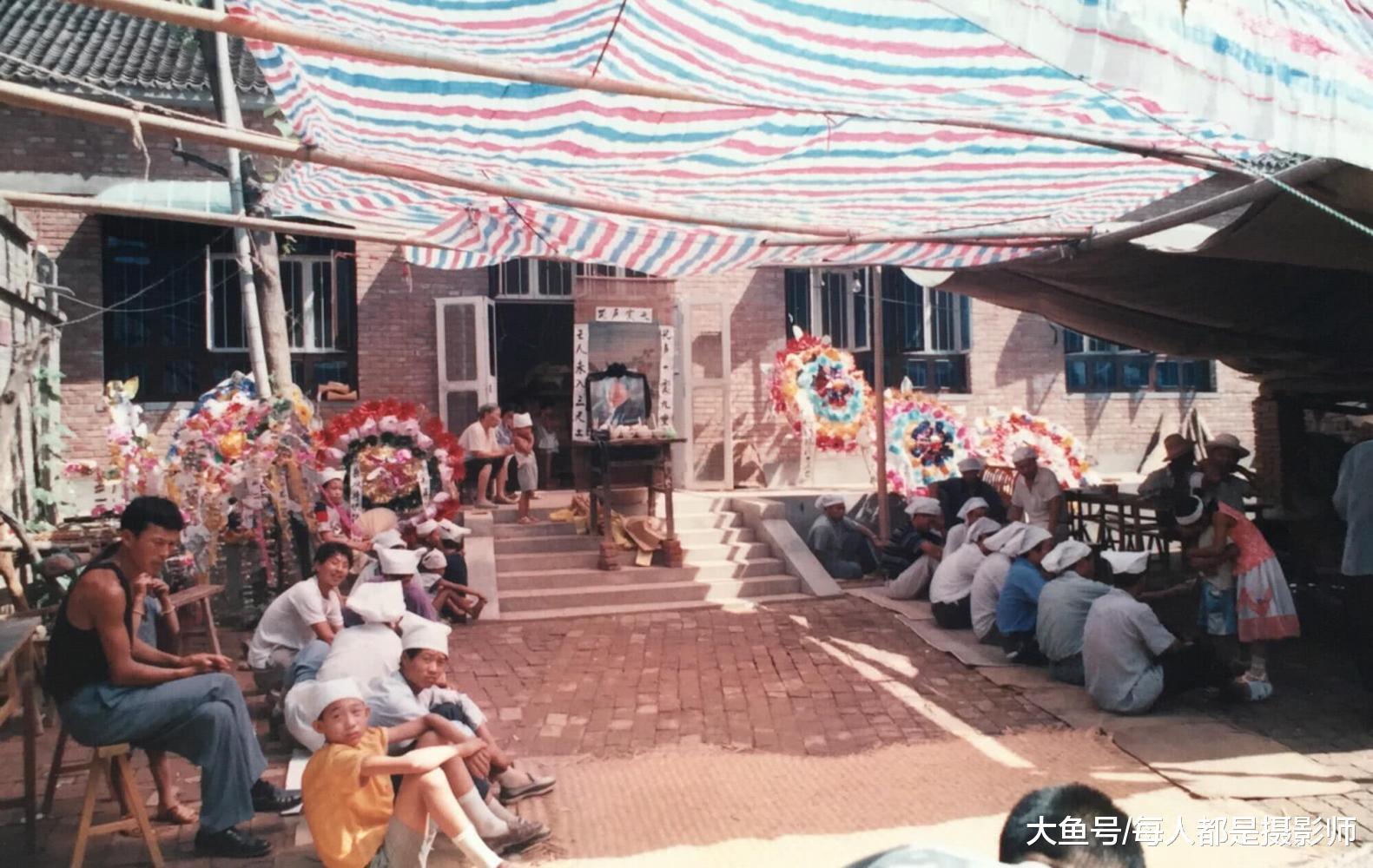 老照片: 实拍农村丧葬过程, 母亲去世后, 儿女哭着这样把她送走