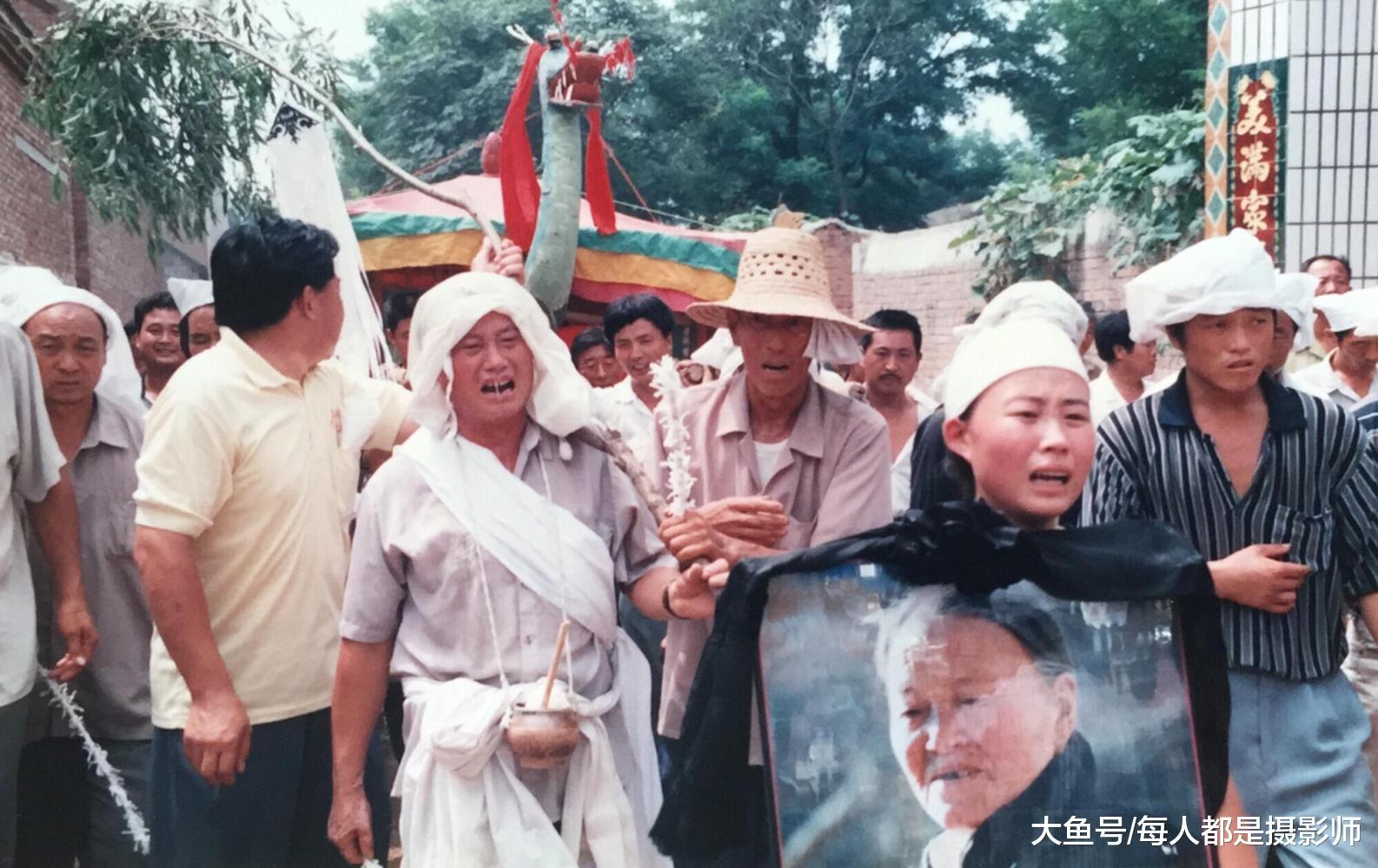 老照片：实拍农村丧葬过程，母亲去世后，儿女哭着这样把她送走