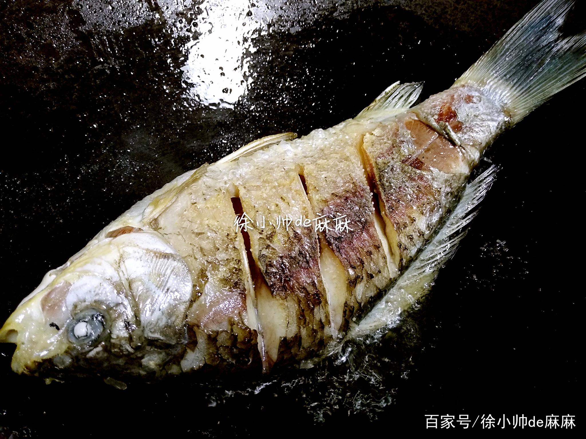 煎鱼的时候用这个简单的方法，鱼皮不破而且还不沾锅，好看又好吃