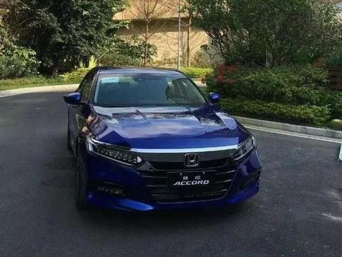 国内实拍十代雅阁，蓝色车身帅炸，没有2.0T+10AT，你会买吗？