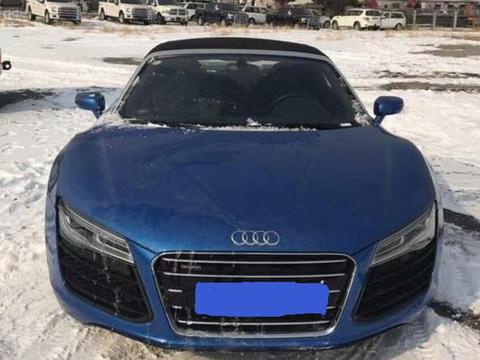 黑龙江小伙开奥迪R8玩漂移，女友表示他最喜欢下雪天了