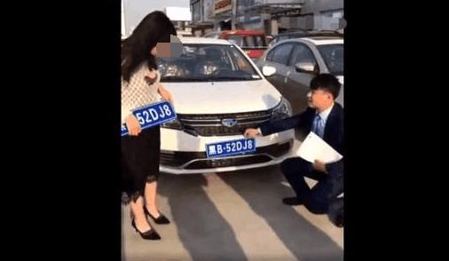 一车主摇到连号222激动不已,再一看前面俩字