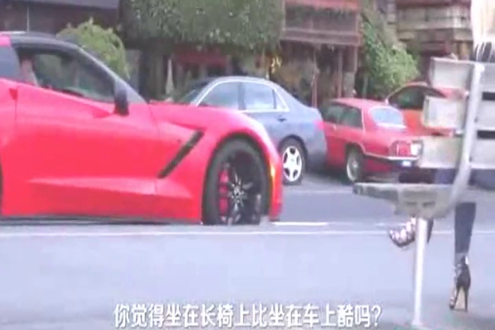 小伙街头开跑车恶搞拜金女，不料却反被美女实力恶搞抢走跑车