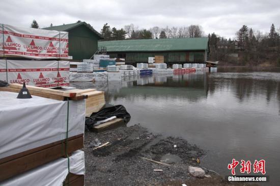 ��������ʱ��4��24�գ��ڼ��ô���׶��Ա���Լ200������Ĳ���˹�����棨Bracebridge���򣬴��Ƕ�������˹�ƿ���ˮλ���ǡ���������� ���� ��