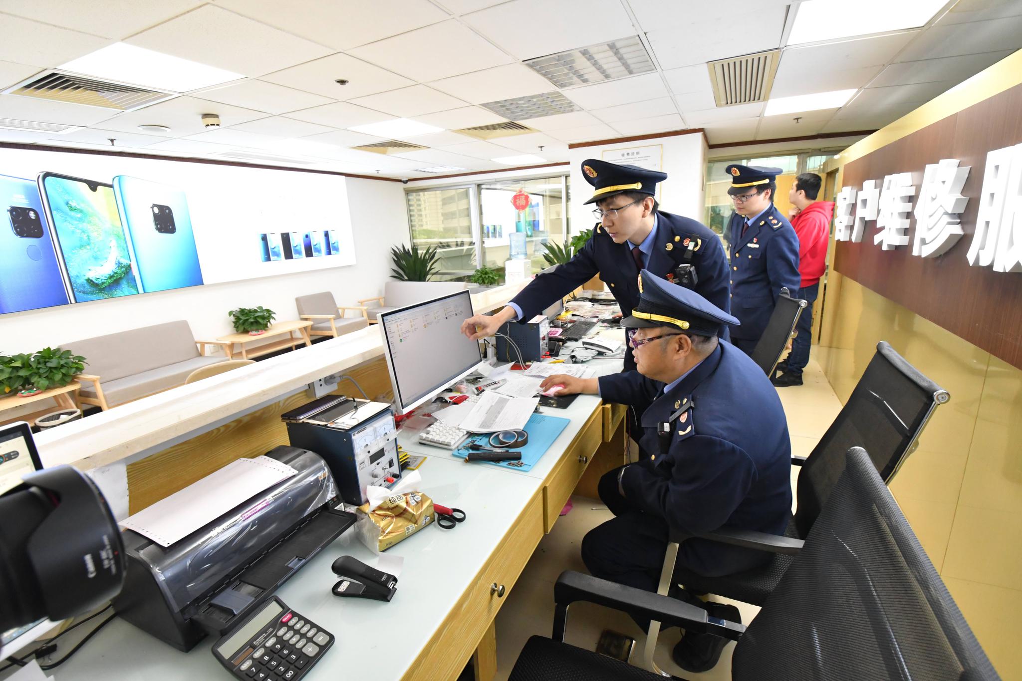 �����г���ܾ�ִ����Ա����ͻ����顣ͼ/�������г��ල������