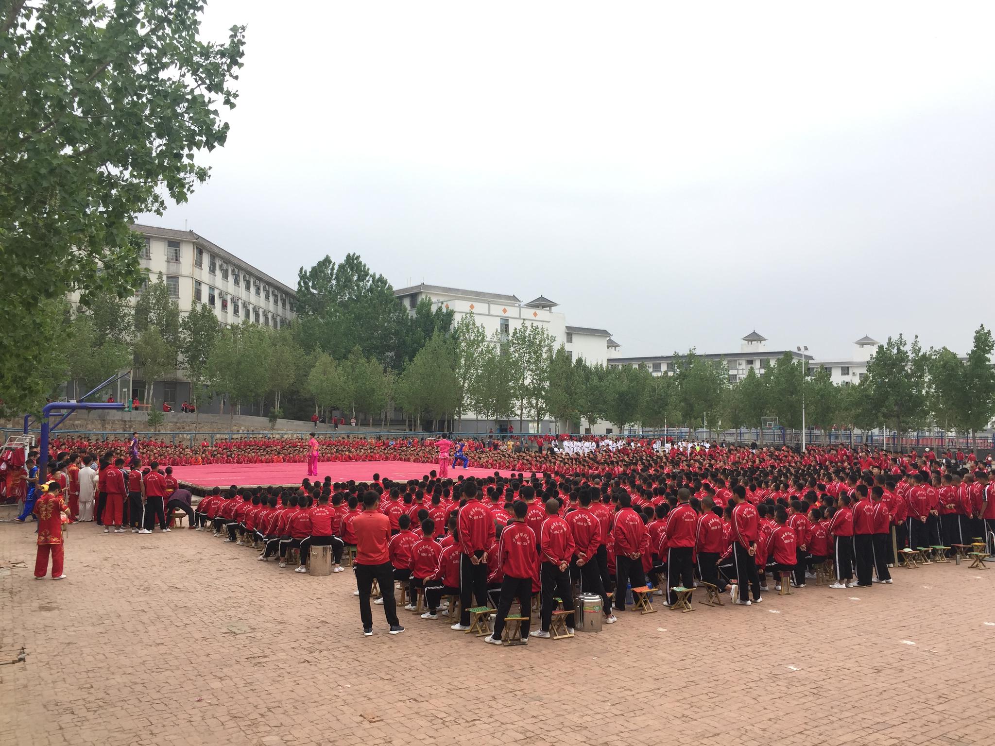 4月19日，登封某武校内正在进行武艺展示。  新京报记者 张惠兰 摄