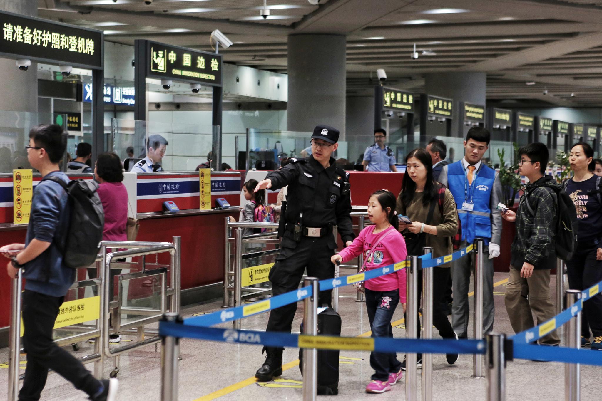 ����һ�������׶������ڰ����뾳�ÿͽ���ȥ��С�������������߼���վ/ͼ