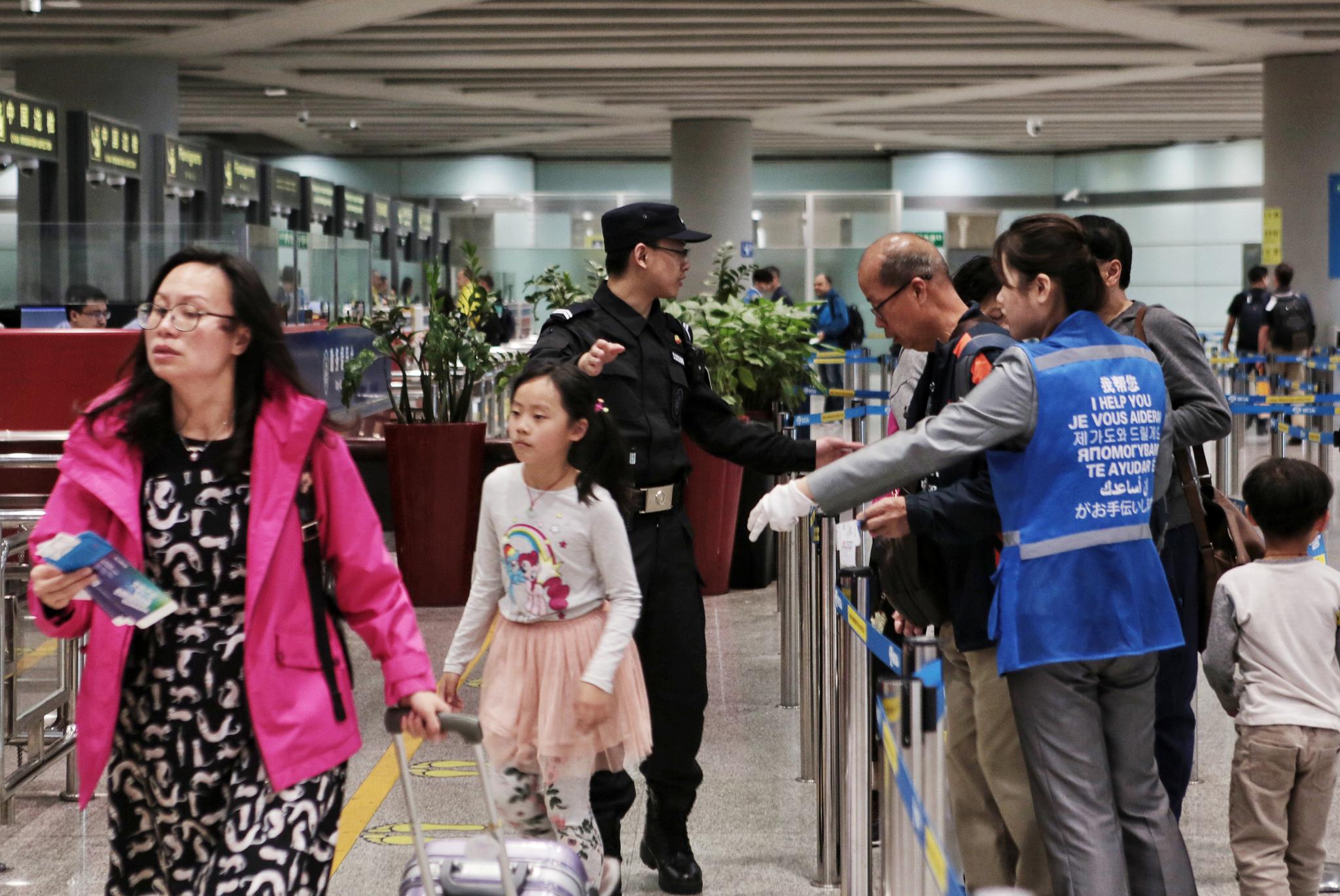 ����һ�������׶������ڰ����뾳�ÿͽ���ȥ��С�������������߼���վ/ͼ