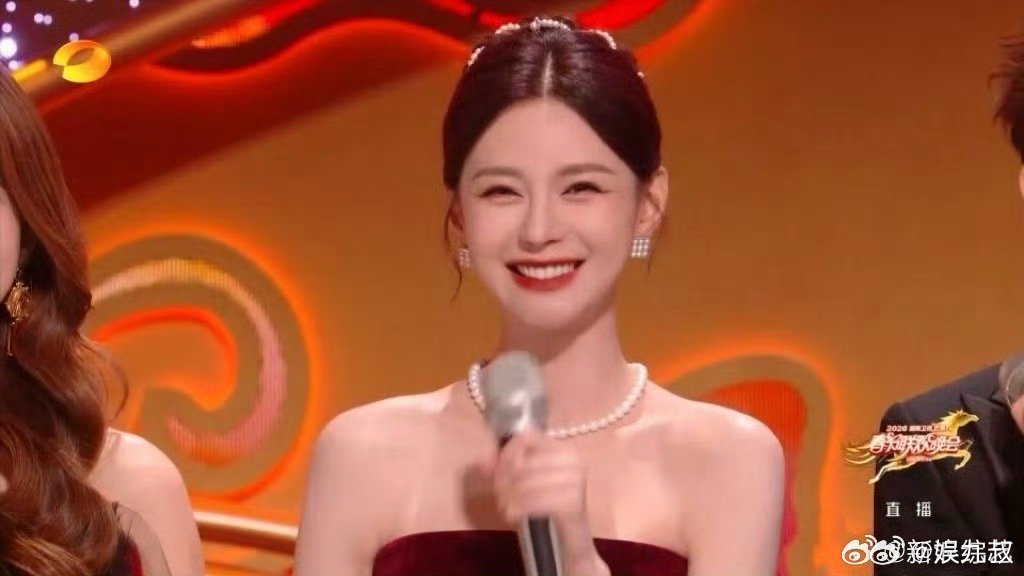 湖南卫视春晚沈梦辰红裙亮相主持稳美瘦出新高度